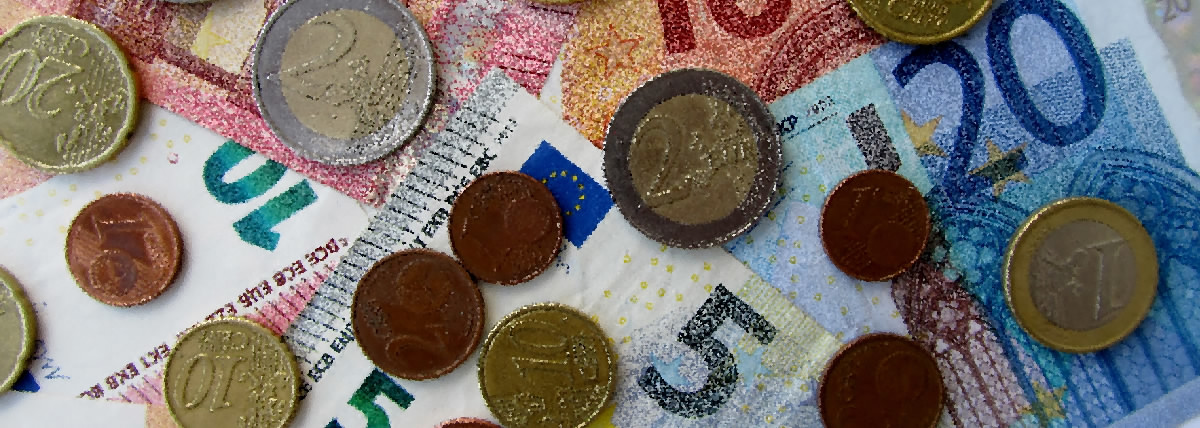 Euro centy a papierové euro bankovky v retro úprave